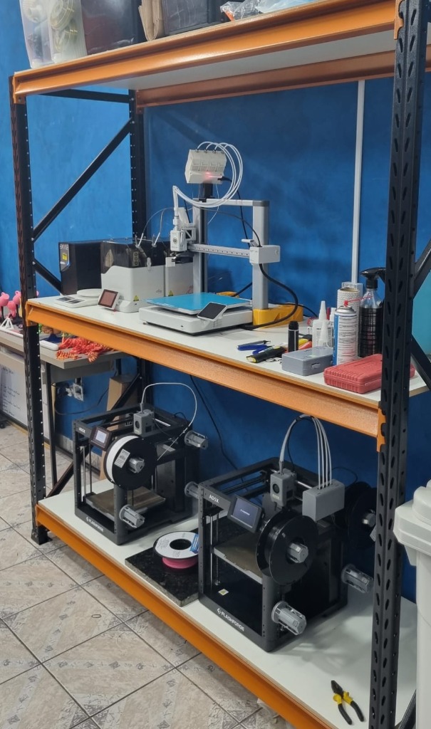 Rack industrial com impressoras 3D Flashforge montadas na parede azul