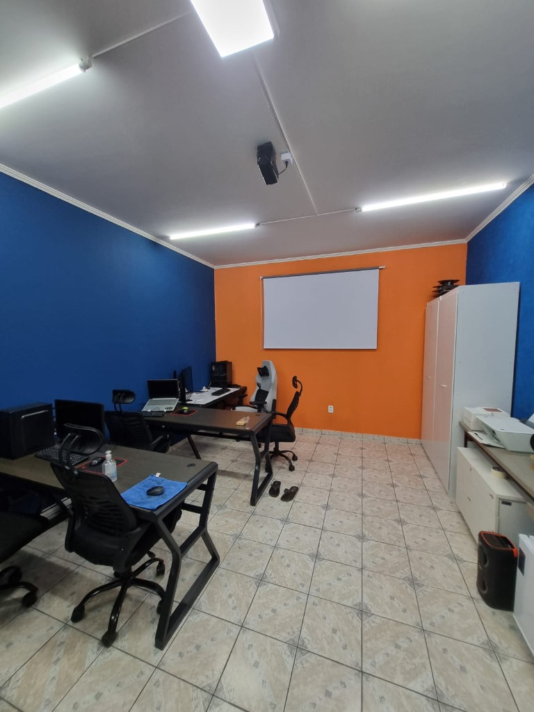 Visão geral da sala nuked finalizada com mesas e computadores