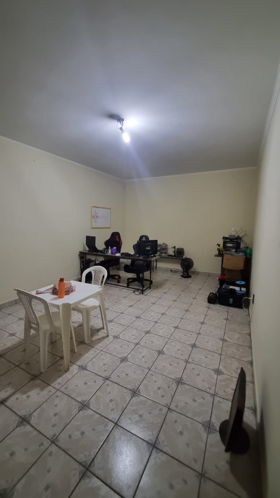 Espaço inicial com paredes claras e mesa de plástico
