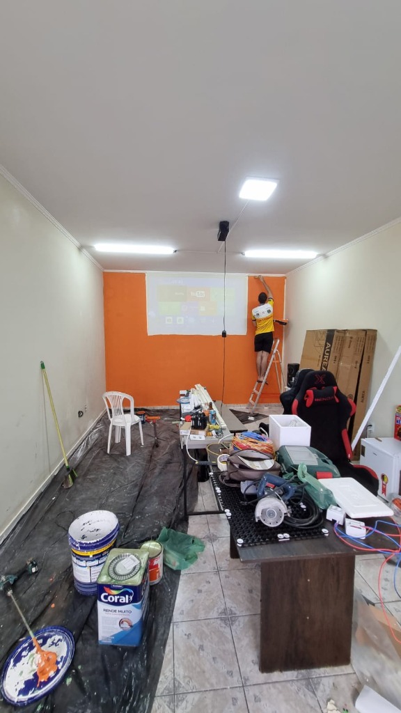 Reforma da sala nuked com pintura da parede em laranja